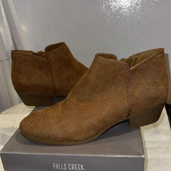 New in box Falls Creek “Brandy” Ankle Bootie in Camel Color- Size 8.5 - Picture 4 of 7